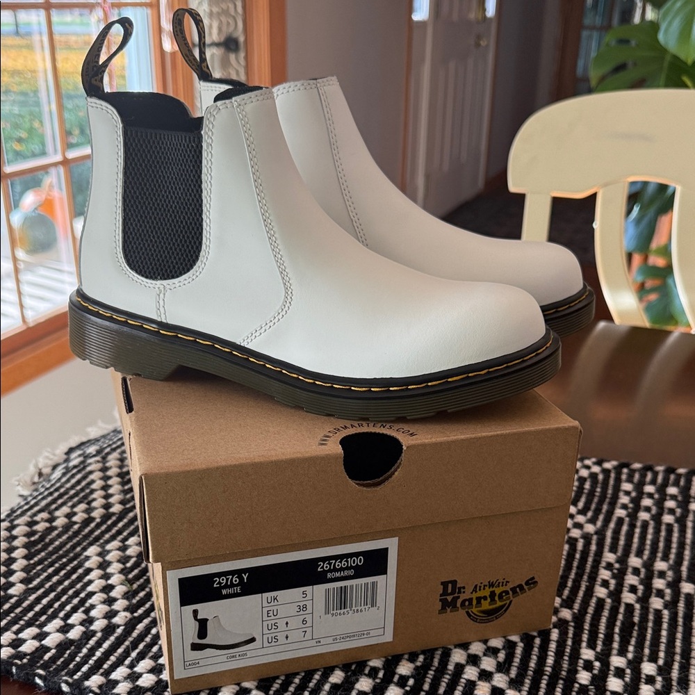 NEW Dr. Martens White Leather Boots kids 2976